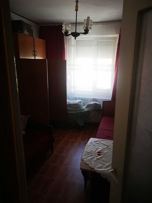Apartament 4 camere (3 dormitoare + living), etaj 4, vizavi de Piața Vest, Tulcea – mobilat, balcon cu vedere superbă
