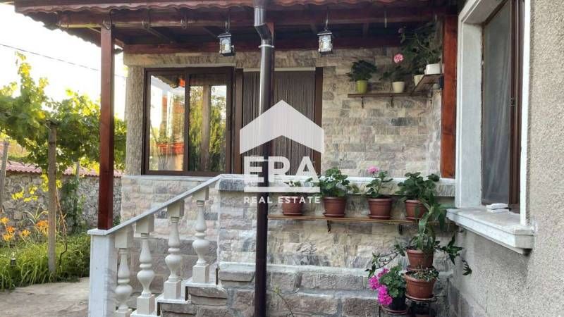 Уникална реновирана каменна къща с двор, гараж, плевня и беседка в се