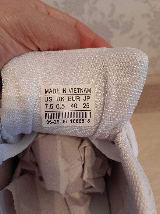 Продам кроссовки новые
