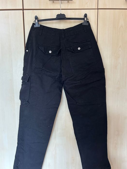 Дамски карго панталон в черен цвят. Размер-EUR-42