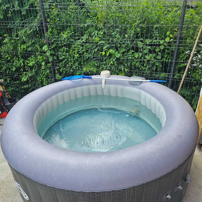 Piscina Gonflabila cu jacuzzi