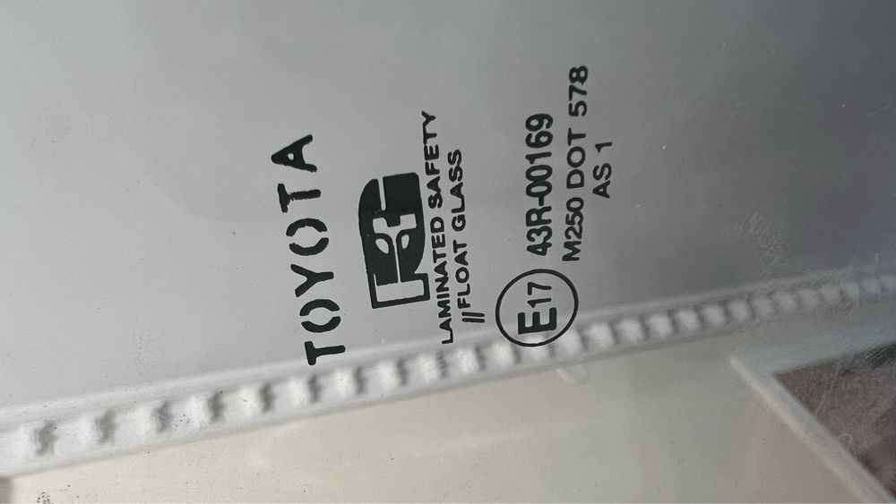 Лобовое  стекло разные