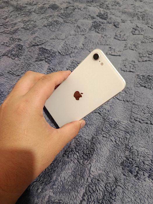 iPhone SE 2020 в хорошем состоянии