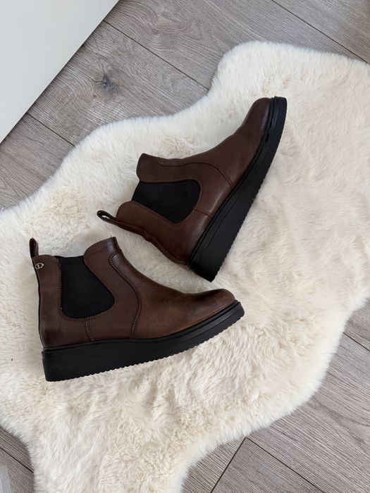 Ghete din piele naturala maro impecabile