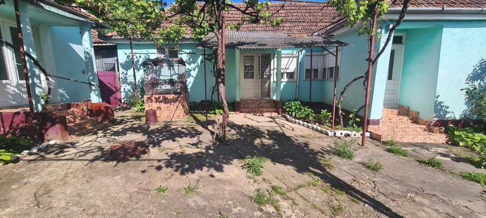 Vând casa cu teren