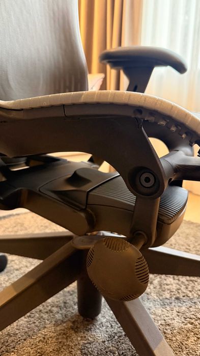 Herman Miller Mirra 2 - Офис Стол - Като Нов!