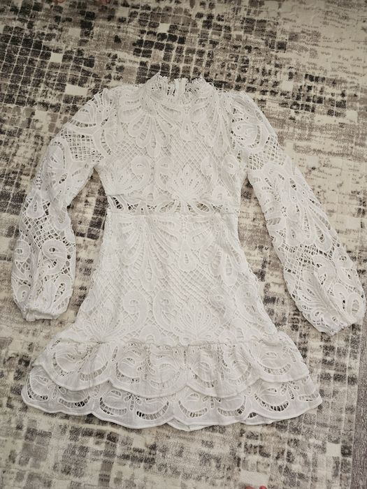 Дантелена бяла рокля