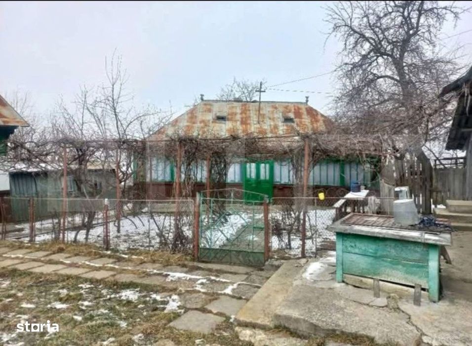 Casa batraneasca, 40 mp si teren intravilan de 2700 mp, loc. Stanca -