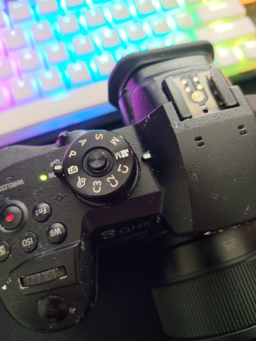 Lumix GH5 + обектив 25mm 1.7, налична кутия
