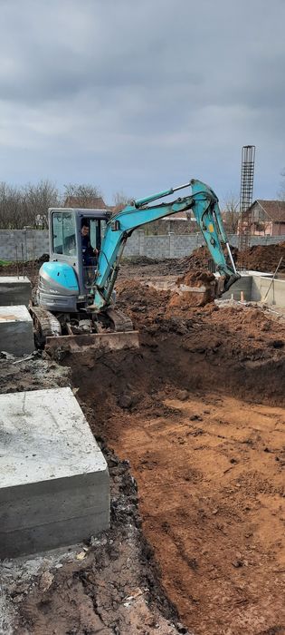 Închiriez miniexcavator cu picon