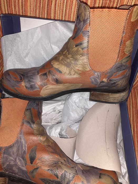 Красиви боти в есенни листа