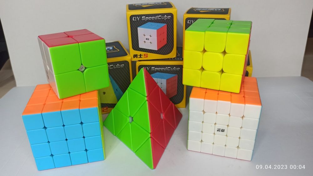 Кубики рубики в наборе