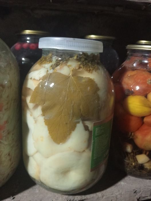 Продам грибы грузди 2 х л банка -7000тг.Варенье клубника и чёрная смор