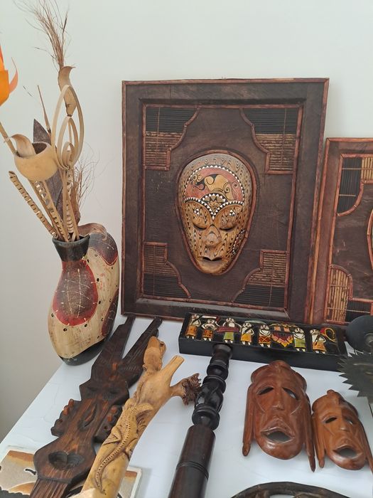 Маски, картини и свещници за декорация