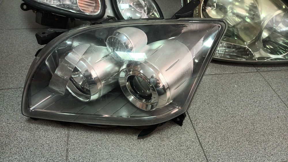 Toyota Avensis Verso LEXUS GS LS ксенон десен ляв фар Тойота Авенсис