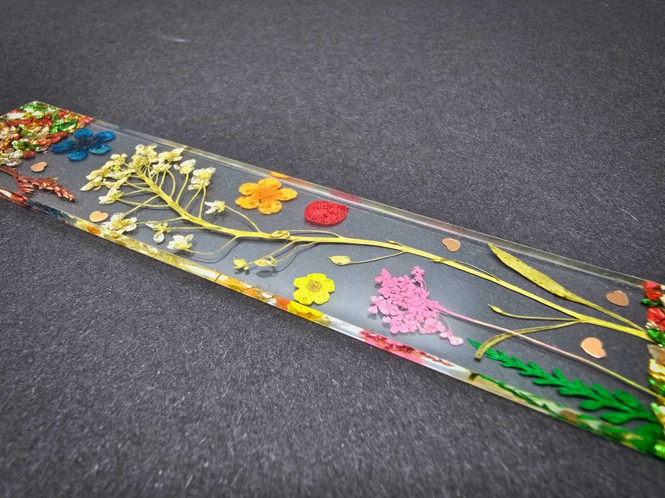 Книгоразделител от епоксидна смола с цветя