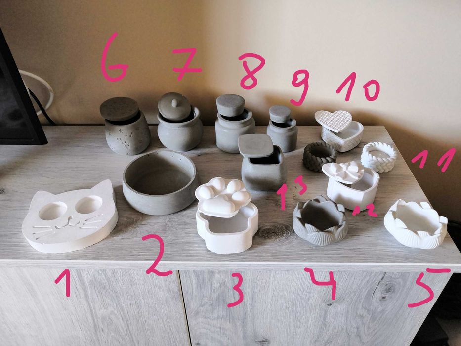 Сувенирни кутийки и свещници от декоративен цимент или гипс.