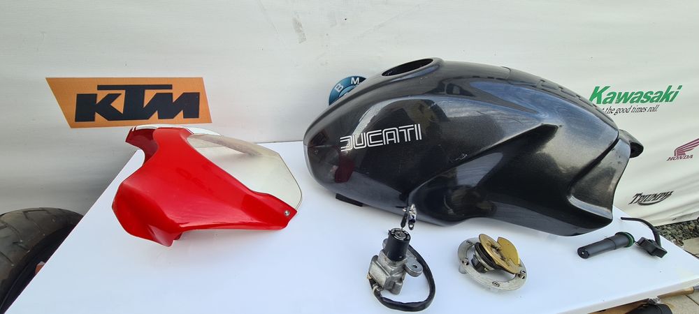 Rezervor plastic Ducati Monster cu carena far contact chei