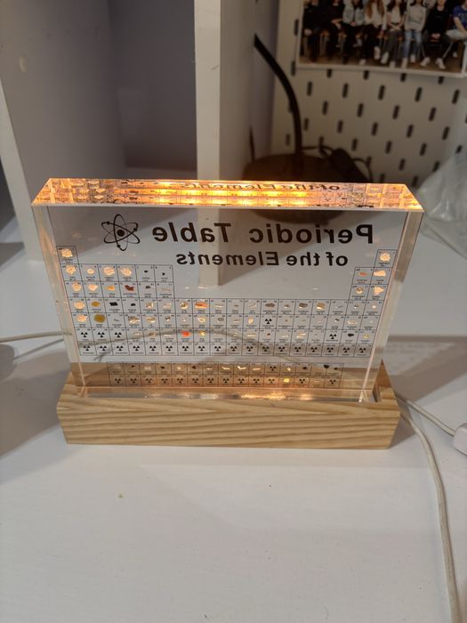 Светеща периодична таблица с реални мостри на елементите