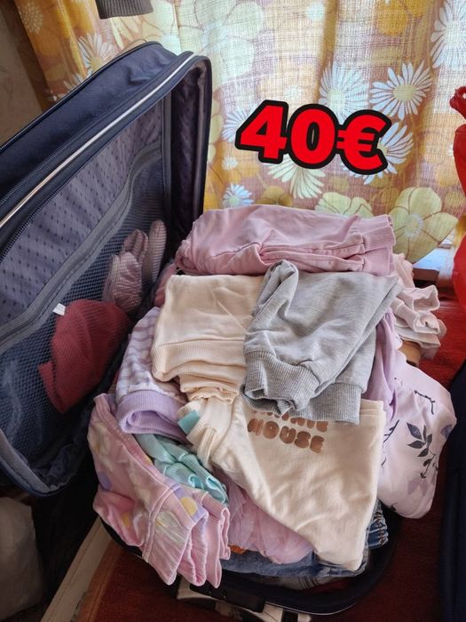 Продавам куфар с дрешки за момиче от 6 до 9 месеца 74см