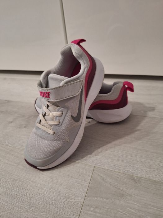 Vând adidași Nike 33,5