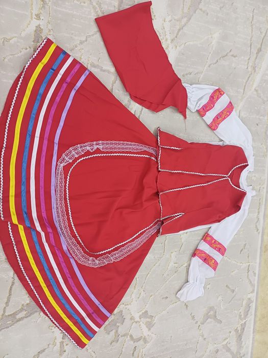 Орыс,украйын киімдері бар.