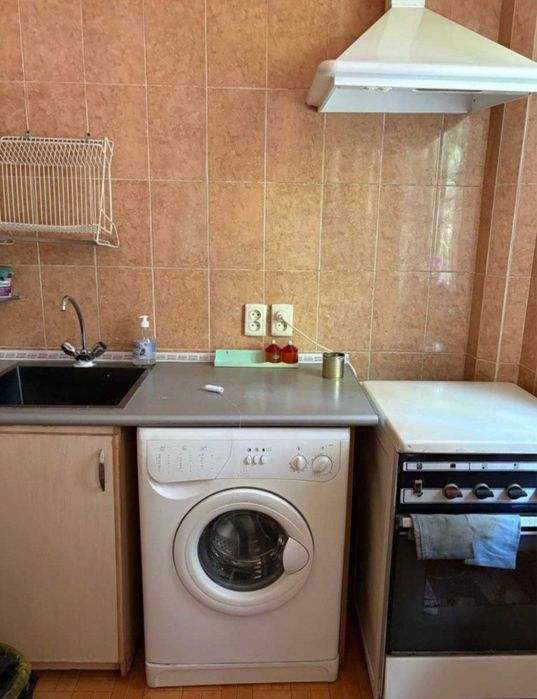 Новза метро олдида 2 хонади