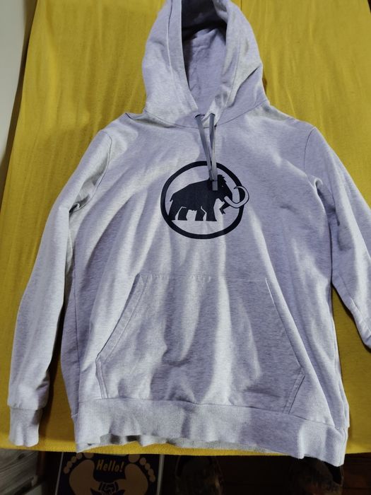 Продавам два суичера