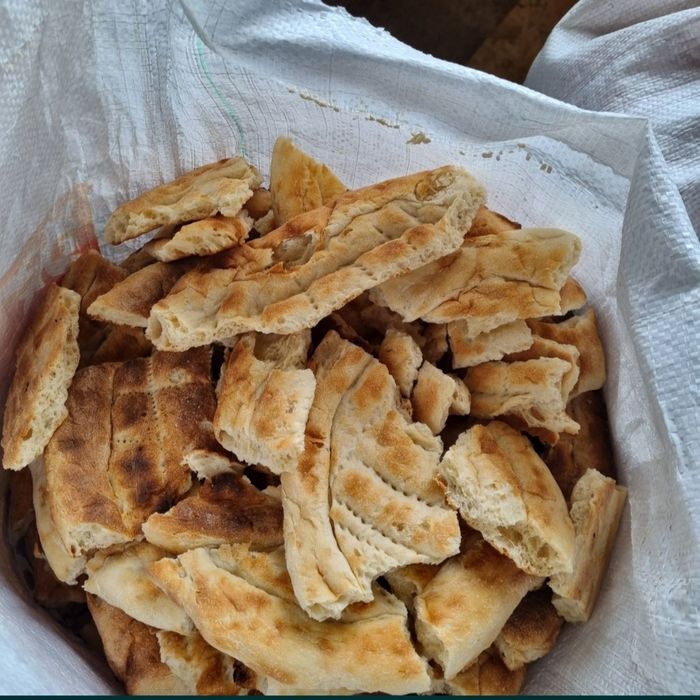 Қатқан кептірілген нан  бар малға тауыққа