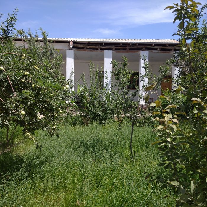 Навоий, эски шахарда ховли сотилади 10 сотих, 11 хона хамма шароитлари