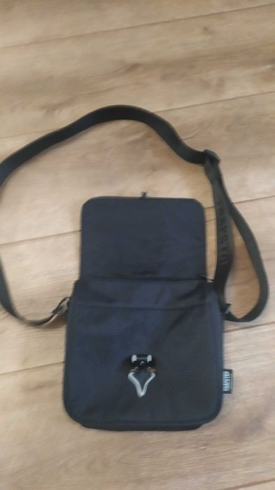 Продавам момчешка чанта TRAPSTAR