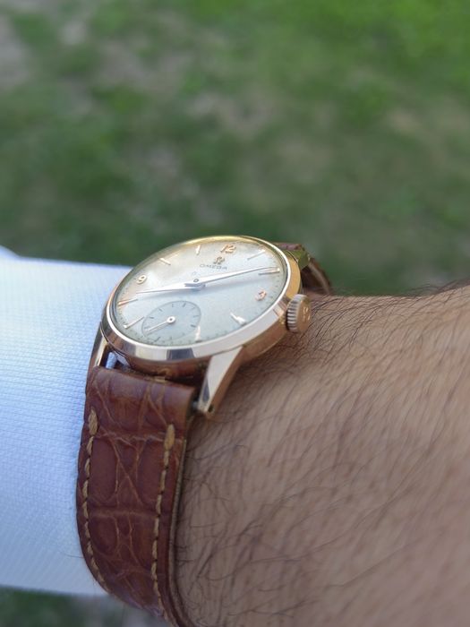 Omega  vintage din aur roz 18k este o bijuterie deosebită.