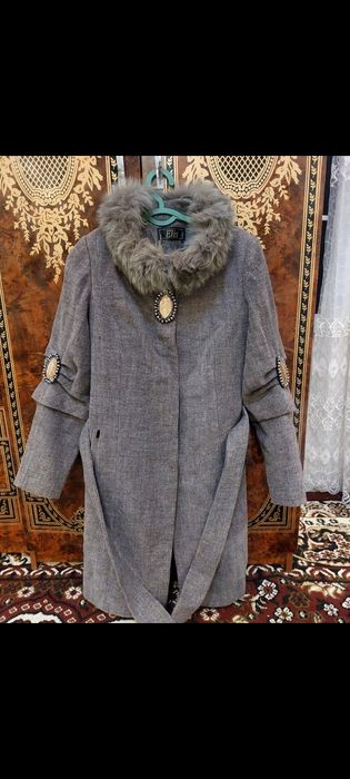 Ayollar paltosi sotiladi