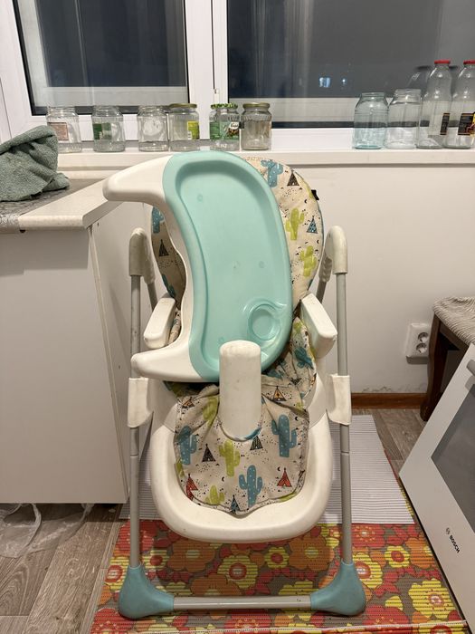 Кухонный шкаф,стульчики для детей