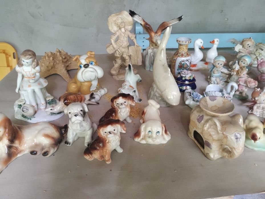 Diferite bibelouri pentru nostalgici românești si straine