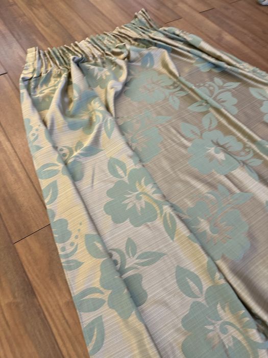 Draperii cu flori verzui