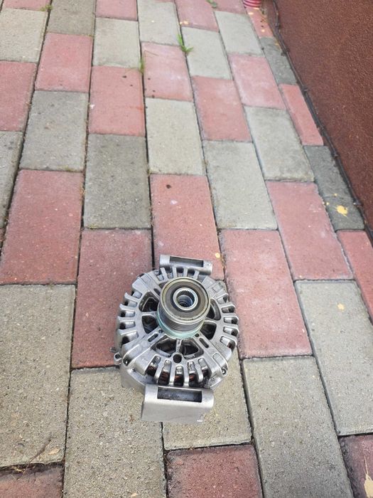 Vând  pompa servo direcție și alternator mercedes w212 e200 2010