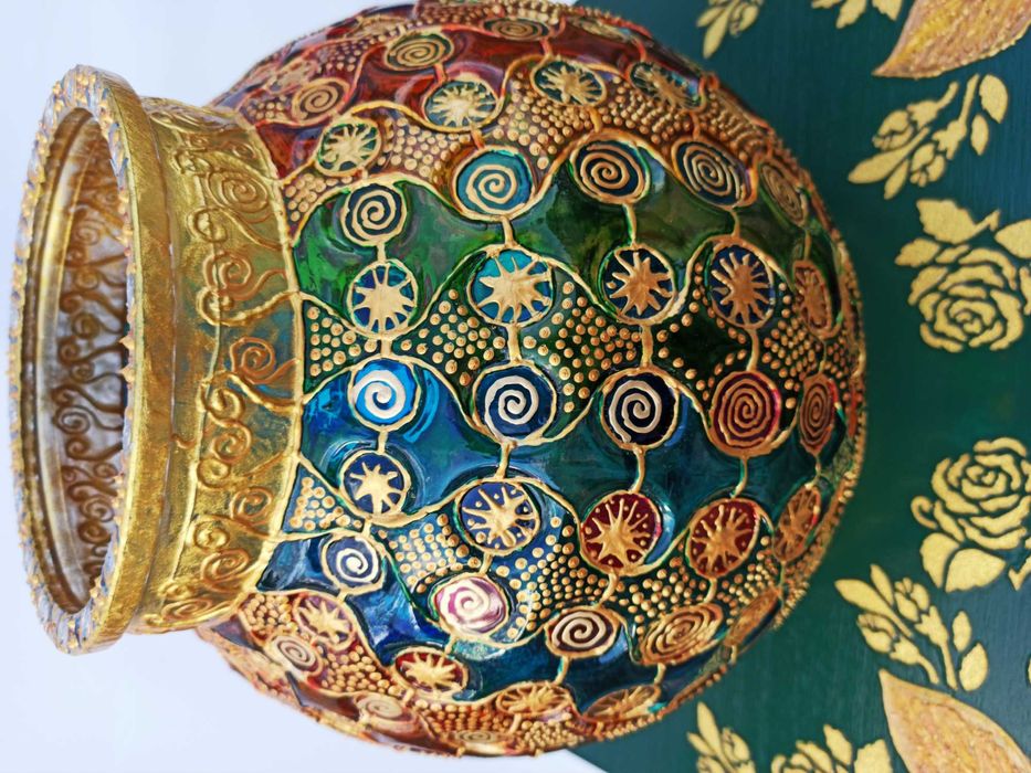 Малък скрин-шкаф, с чекмедже и ваза за сухи цветя.