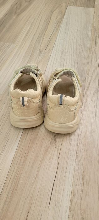 Продам обувь на девочку