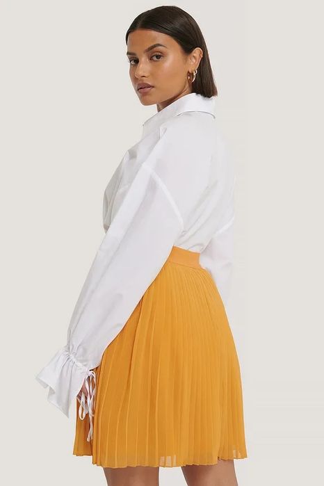 Жълта къса плисирана пола NA-KD