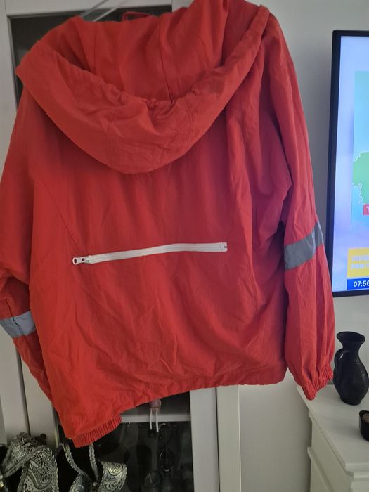 Geaca rosie Cubus, trench, vesta și windbreaker neon Bershka