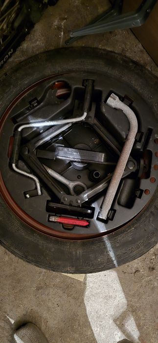 Резервна гума патерица 125/80/15 MICHELIN с крик и ключ