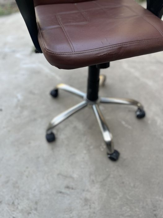 Офисное кресло..