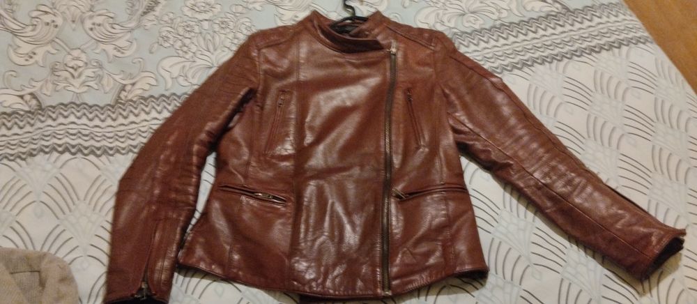 Продавам дамско кожено  яке и обувки