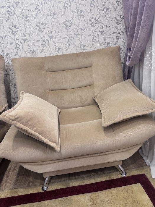 Продам диван с двумя креслами и ковер ..