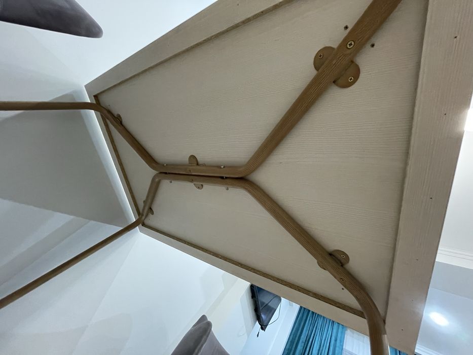 Обеденный стол для кухни