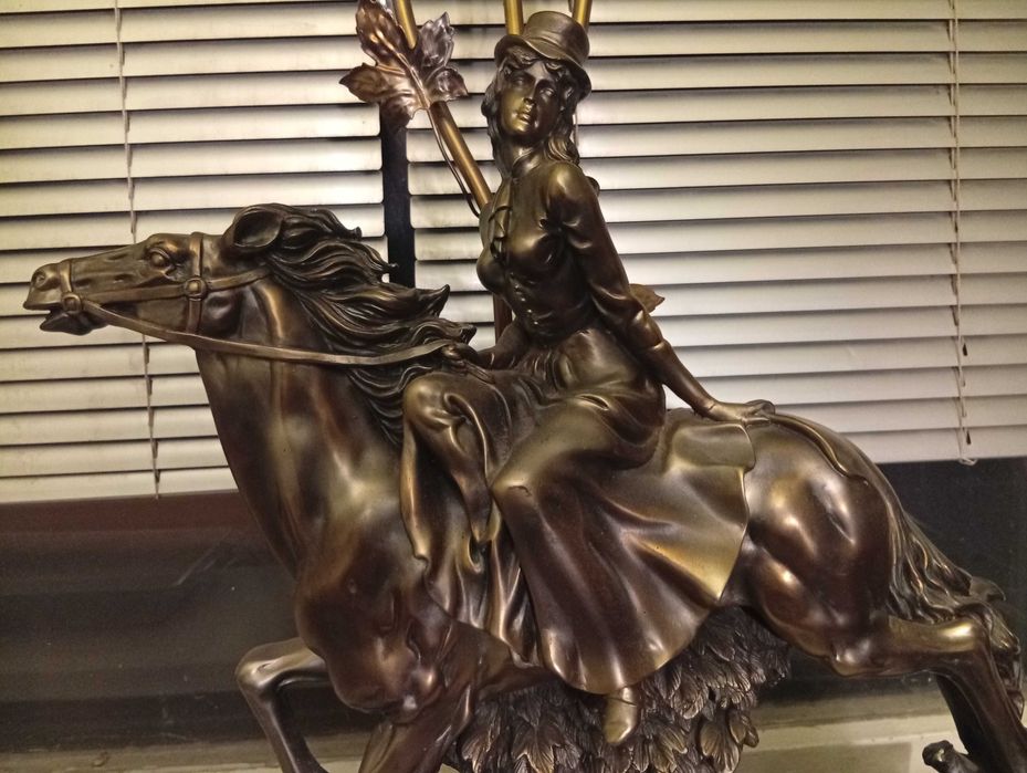 Нощна лампа статуетка