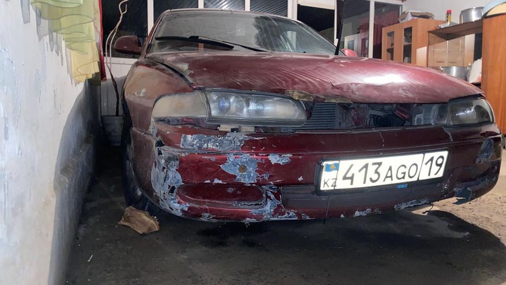 Мазда кронс красныи