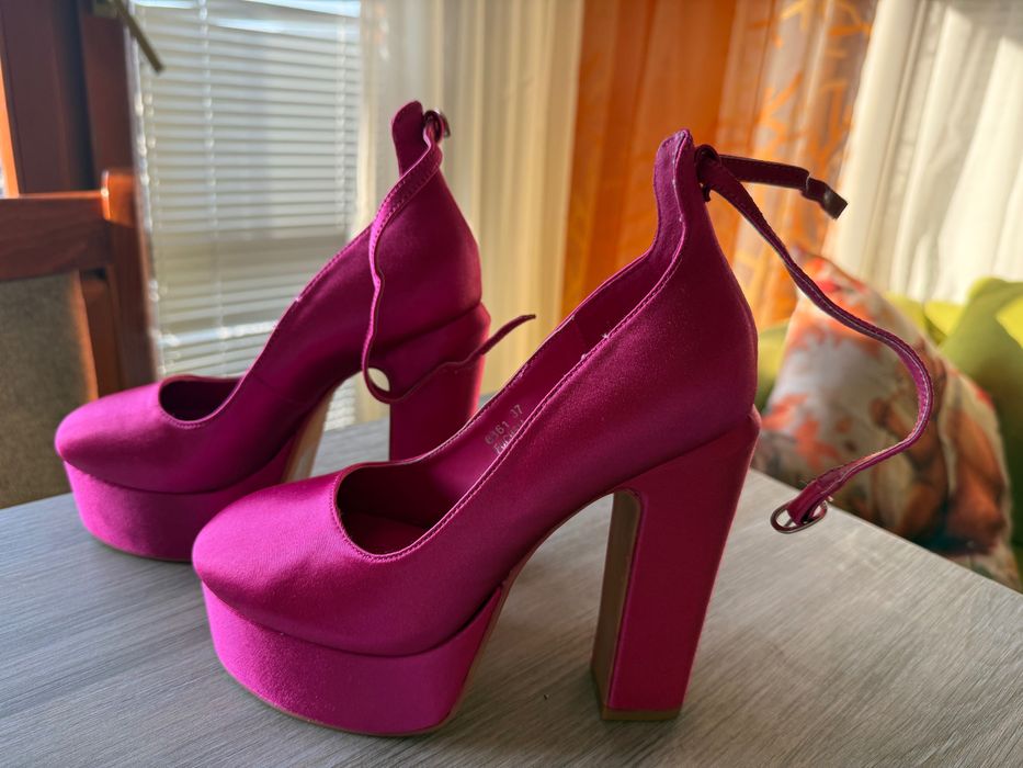 Розови сандали нови