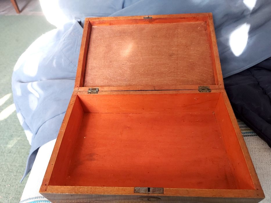 Vand caseta valori veche intarsie manual.